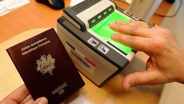 illustration Passeport et carte d’identité. Des sites légaux vous soutirent de l’argent pour d’inutiles démarches
