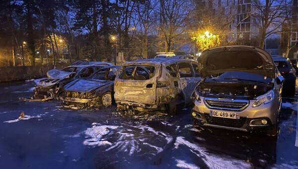 illustration Une douzaine de voitures brûlées sur un parking du sud de Rennes
