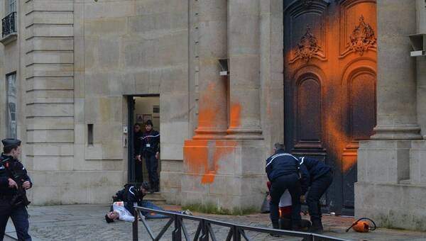 illustration Des militants de Dernière rénovation aspergent la façade de Matignon de peinture orange