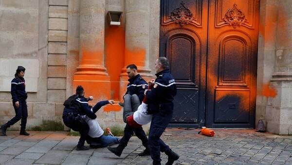 illustration Façades aspergées de peinture orange : des amendes pour les militants de Dernière rénovation