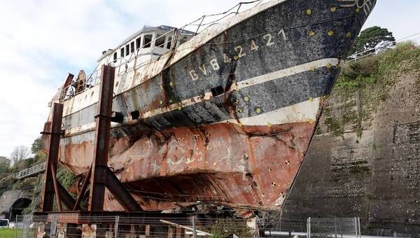 illustration EN IMAGES. Le Bugaled Breizh, coulé en 2004, quittera l’arsenal de Brest pour être démantelé