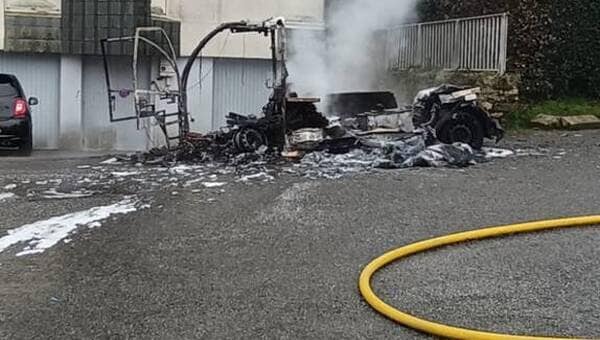 illustration Vannes. Un véhicule détruit par les flammes rue de Saint-Tropez