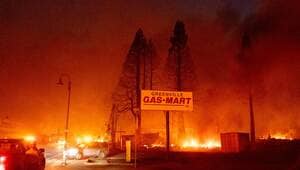 illustration Californie. L’énorme incendie Dixie Fire poursuit sa course folle, une ville engloutie par le feu
