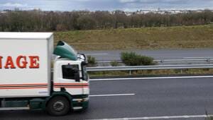 illustration Un camion roule 2 km avec une voiture encastrée à l’arrière, dans le Morbihan