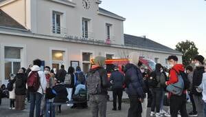 illustration Après l’accident mortel en gare de Sablé-sur-Sarthe, les voyageurs pris en charge par la Croix Rouge