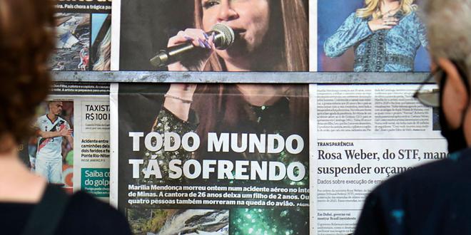 illustration Crash d’avion au Brésil : une foule immense rend hommage à la jeune chanteuse Marilia Mendonça