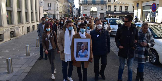 illustration Pau : une centaine de personnes ont marché pour rendre hommage à Sofya, tuée chez elle