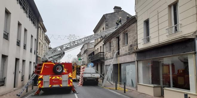 illustration Dordogne : le toit d’une maison prend feu