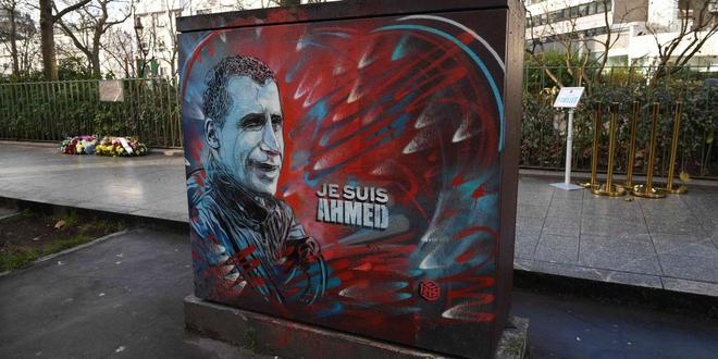illustration Le portrait du policier Ahmed Merabet dégradé à Paris, une enquête ouverte