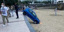 illustration Biarritz : une voiture se plante dans le sable de la Grande plage